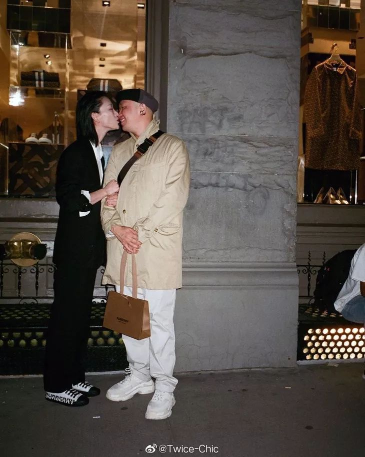 婚纱西装_个性西装婚纱照街拍时尚_婚纱照西装女