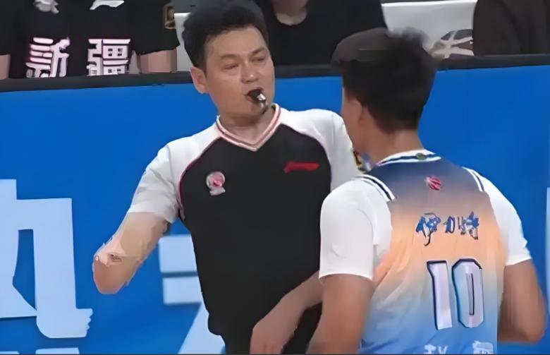 篮球全场罚球队员站位_篮球全场罚钱规则_篮球全场罚球怎么站位置