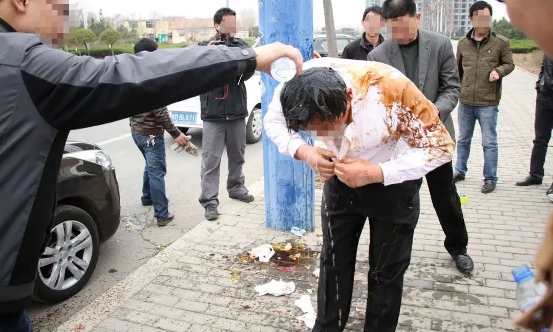 婚礼闹洞房规矩_婚礼闹洞房习俗恶俗_闹洞房低俗吗