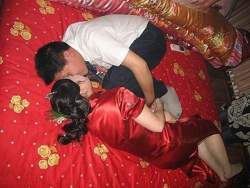 结婚闹闹洞房_婚礼闹洞房习俗恶俗_洞房闹法