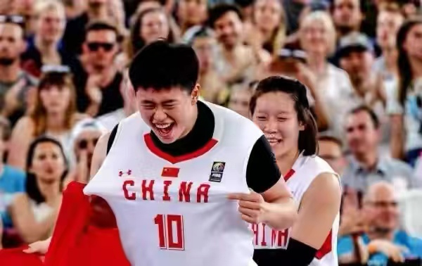 篮球世界杯冠军奖杯_2019篮球世界杯冠军奖牌_篮球冠军的奖杯