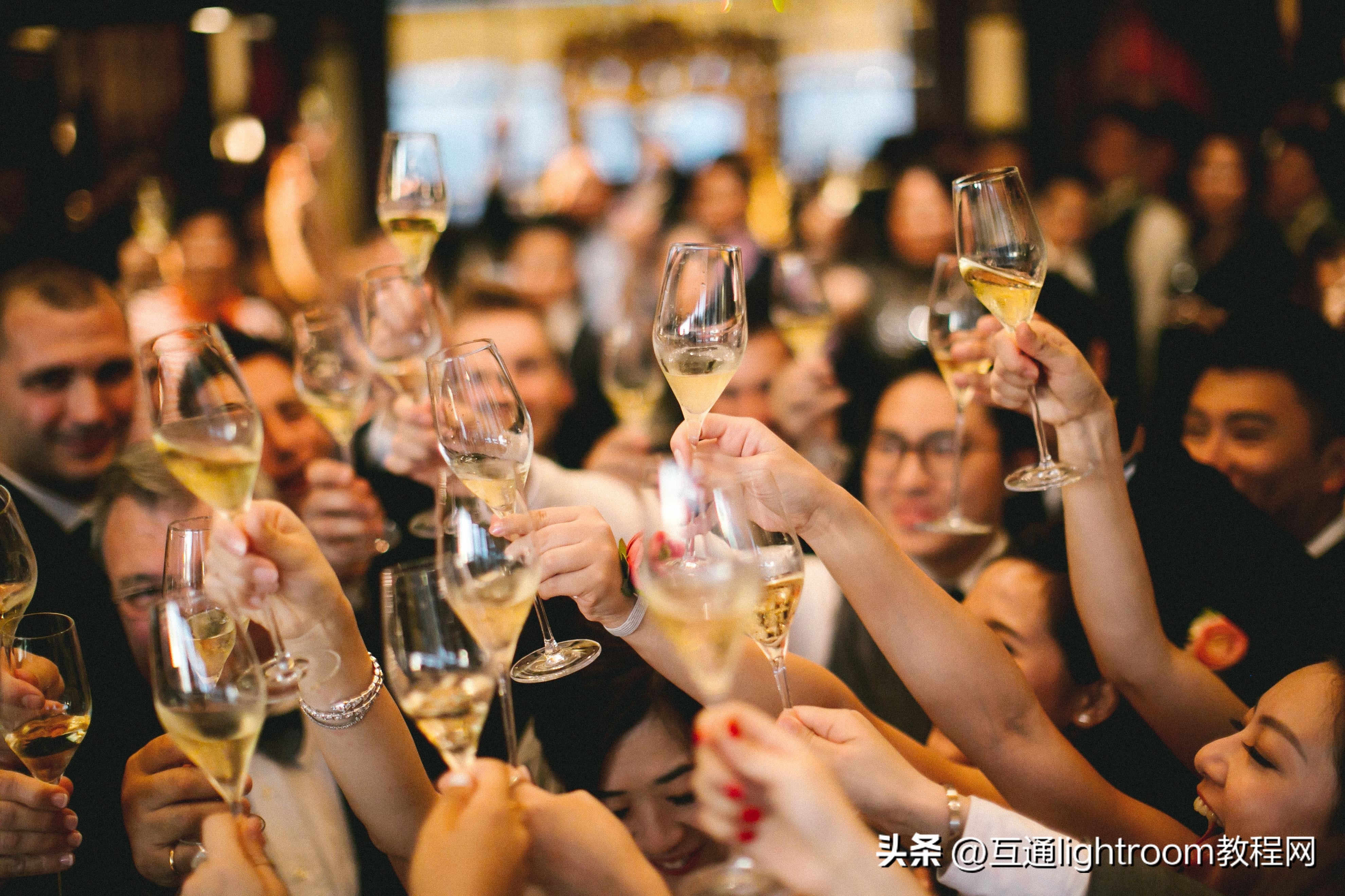 拍婚纱照套系选择_婚纱照一套拍多个场景好吗_婚纱照套版