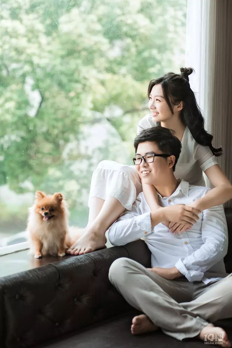 蓝色西装配婚纱_蓝色西装内景婚纱照_婚纱与西装颜色搭配技巧