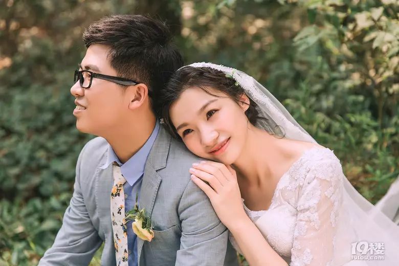 蓝色西装配婚纱_蓝色西装内景婚纱照_婚纱与西装颜色搭配技巧