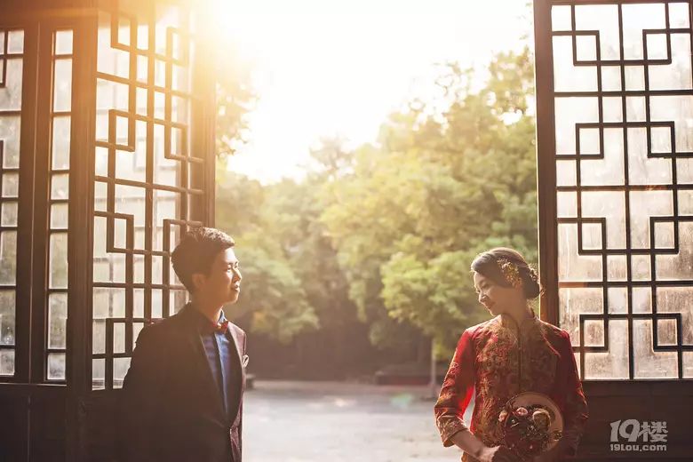 蓝色西装内景婚纱照_蓝色西装配婚纱_婚纱与西装颜色搭配技巧
