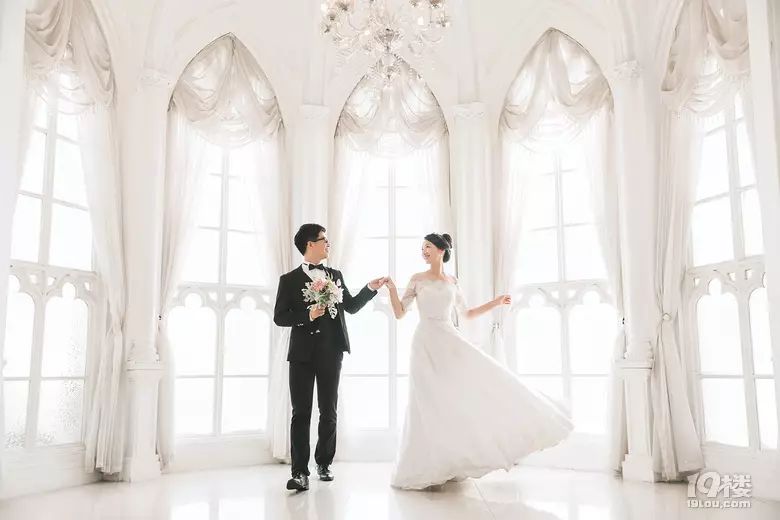 蓝色西装内景婚纱照_蓝色西装配婚纱_婚纱与西装颜色搭配技巧