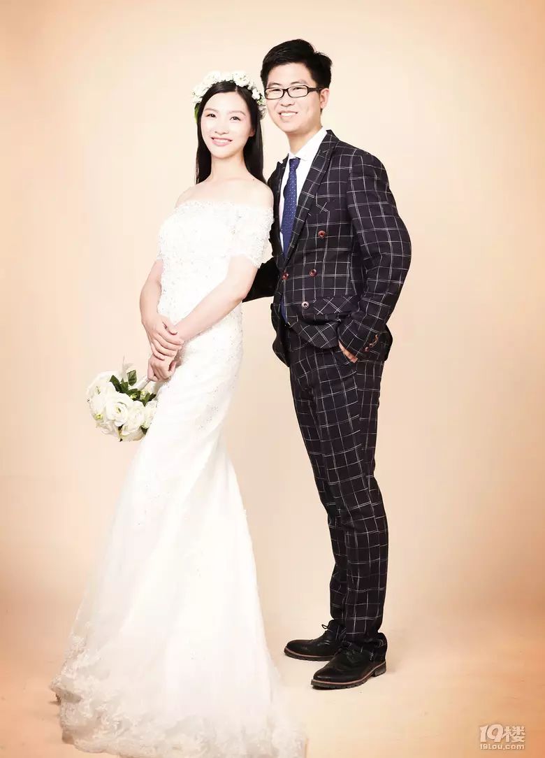 蓝色西装内景婚纱照_婚纱与西装颜色搭配技巧_蓝色西装配婚纱