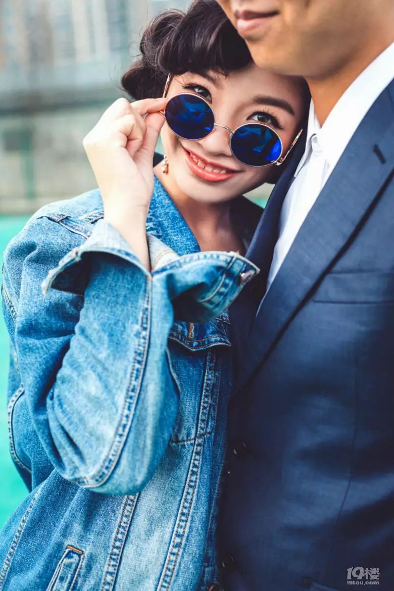 婚纱与西装颜色搭配技巧_蓝色西装内景婚纱照_蓝色西装配婚纱
