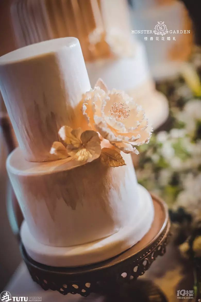 蓝色西装内景婚纱照_婚纱与西装颜色搭配技巧_蓝色西装配婚纱