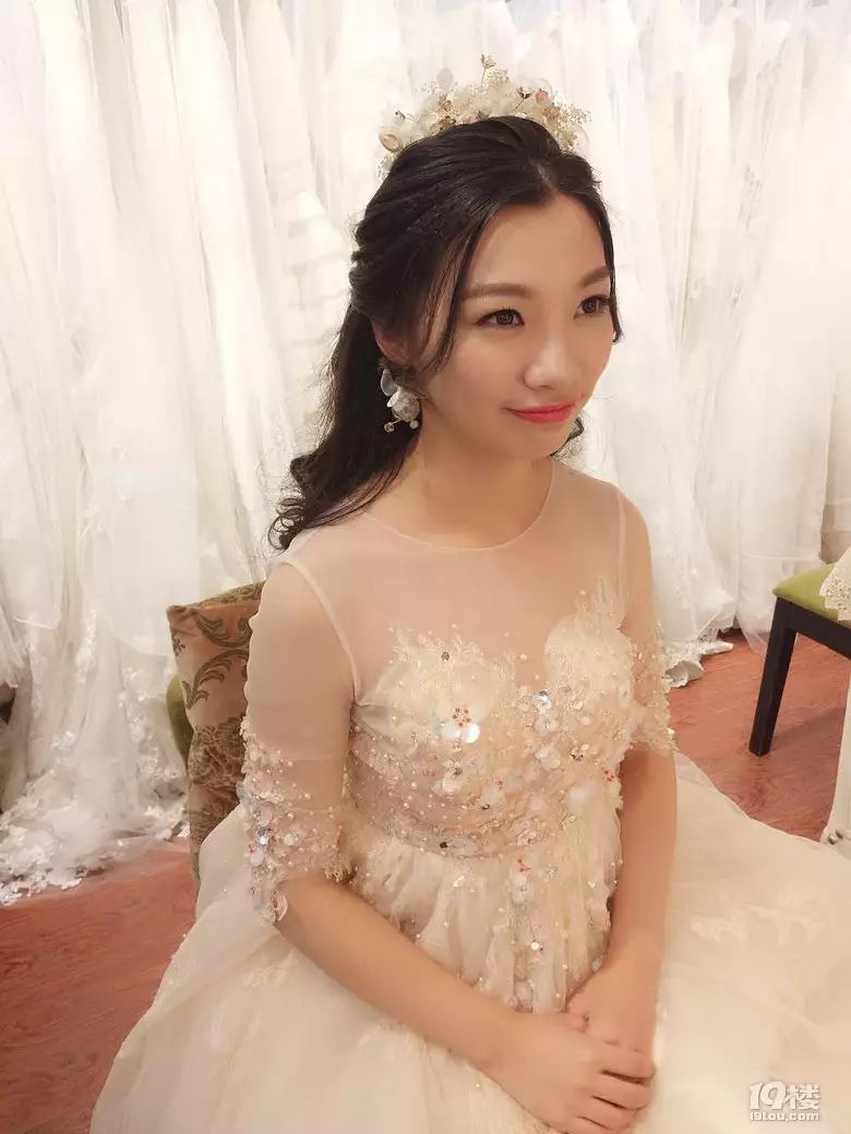 蓝色西装配婚纱_婚纱与西装颜色搭配技巧_蓝色西装内景婚纱照