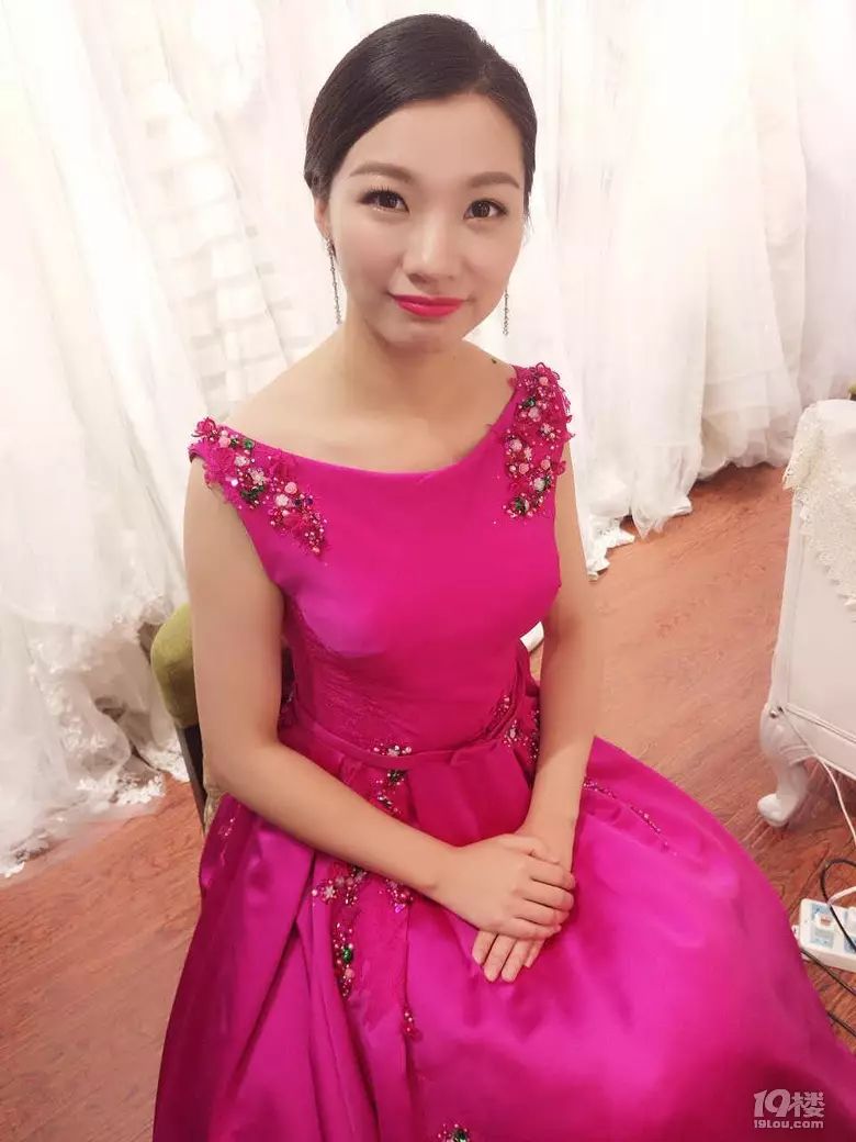 蓝色西装配婚纱_蓝色西装内景婚纱照_婚纱与西装颜色搭配技巧
