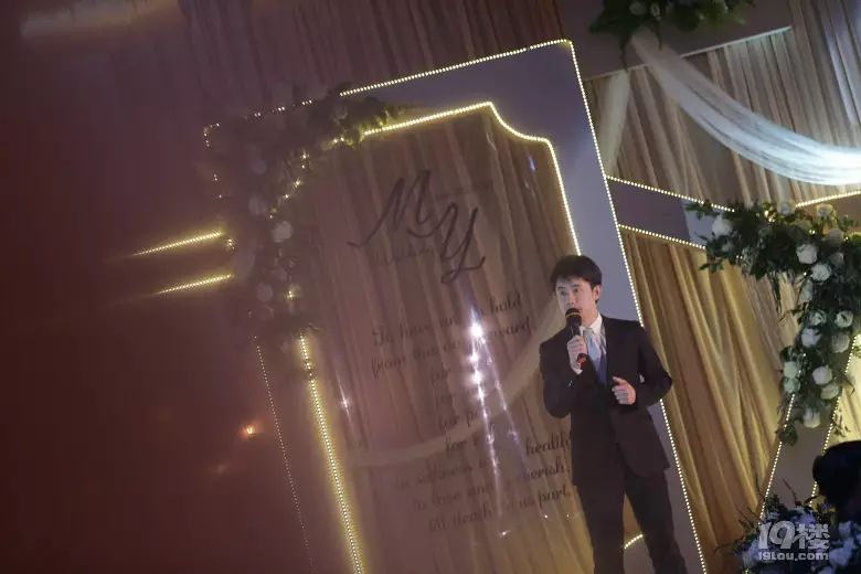 婚纱与西装颜色搭配技巧_蓝色西装内景婚纱照_蓝色西装配婚纱