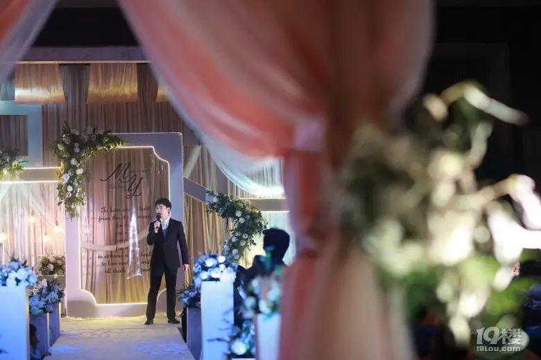 蓝色西装内景婚纱照_蓝色西装配婚纱_婚纱与西装颜色搭配技巧