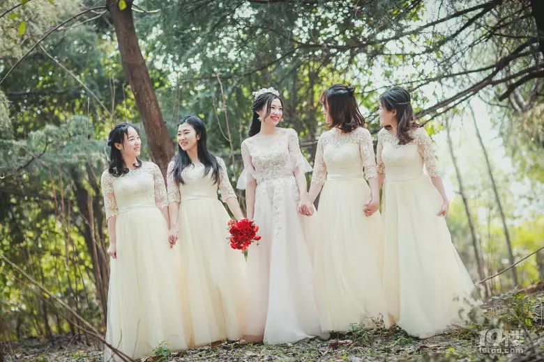 蓝色西装内景婚纱照_婚纱与西装颜色搭配技巧_蓝色西装配婚纱