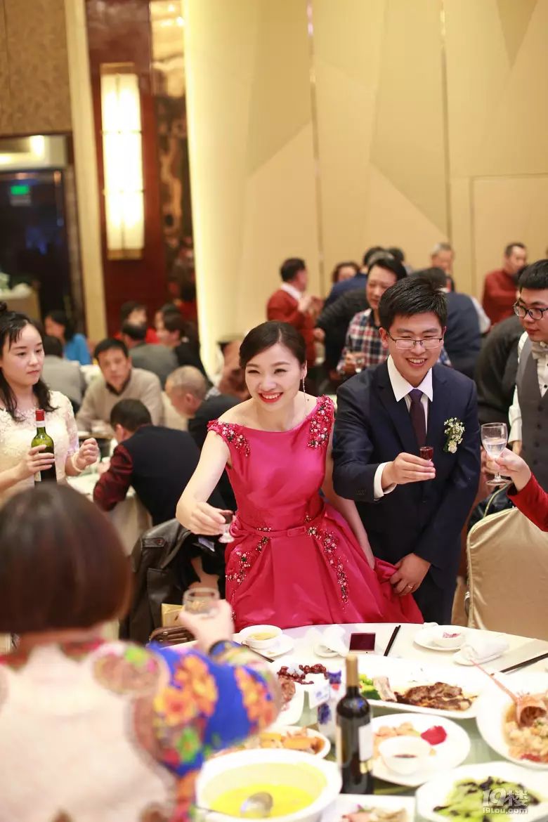 蓝色西装内景婚纱照_婚纱与西装颜色搭配技巧_蓝色西装配婚纱