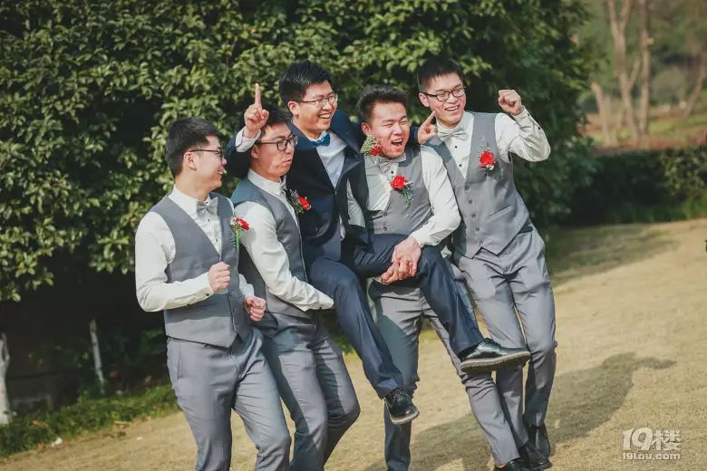 蓝色西装内景婚纱照_婚纱与西装颜色搭配技巧_蓝色西装配婚纱