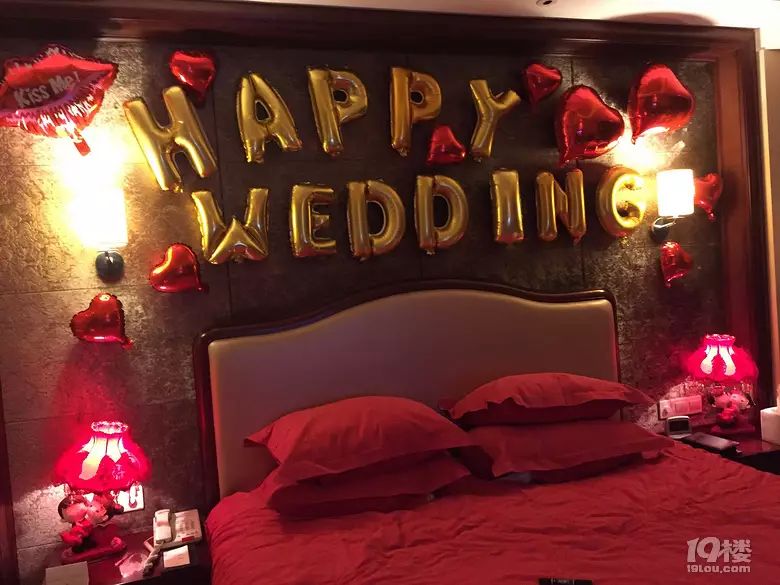 蓝色西装配婚纱_婚纱与西装颜色搭配技巧_蓝色西装内景婚纱照