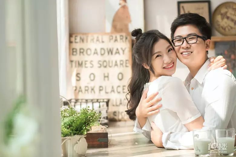 蓝色西装配婚纱_蓝色西装内景婚纱照_婚纱与西装颜色搭配技巧