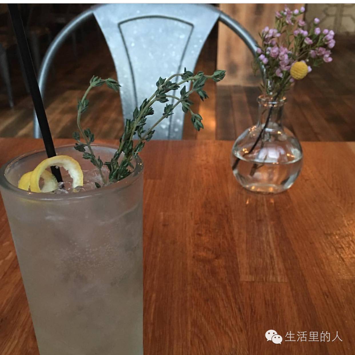 蓝色西装内景婚纱照_婚纱照西装怎么搭配_蓝色西装配婚纱