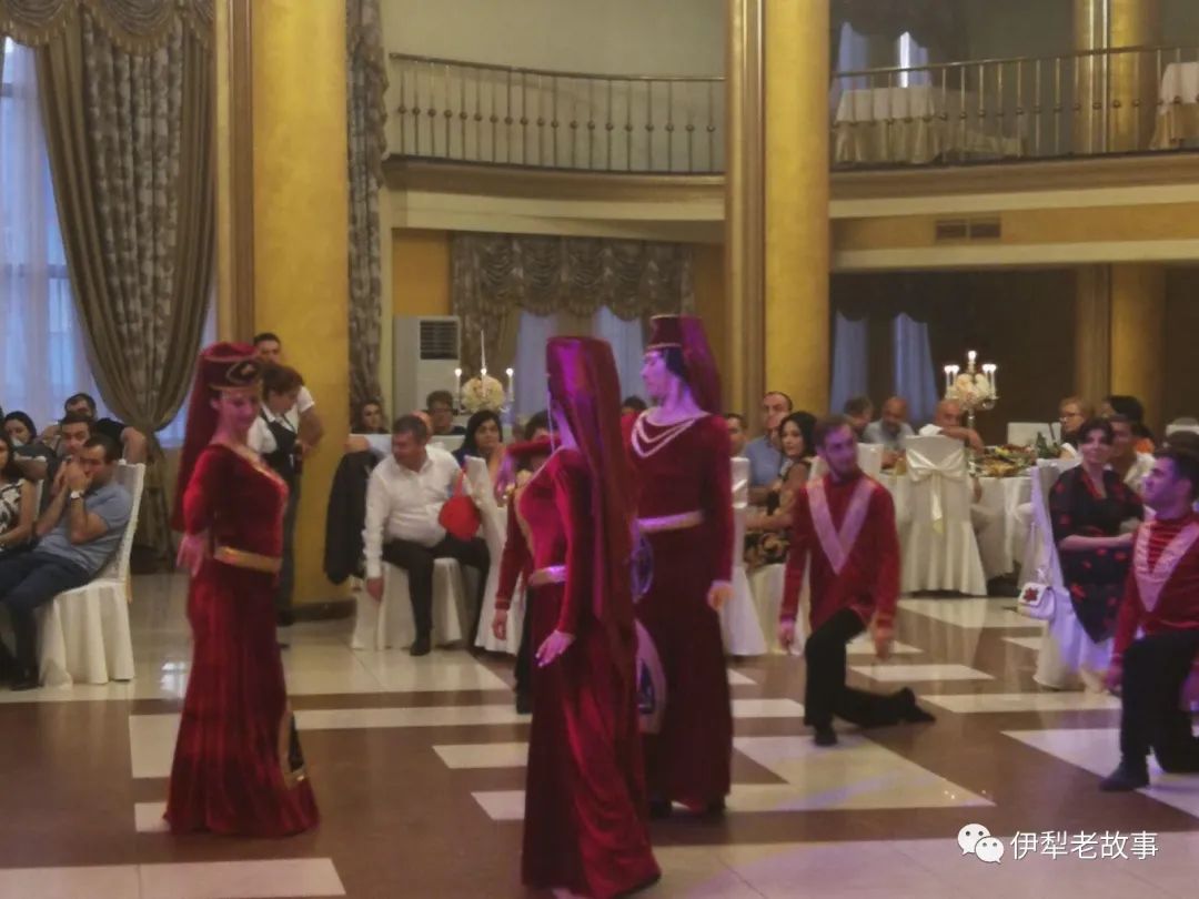 婚纱与西装颜色搭配技巧_蓝色西装配婚纱_蓝色西装内景婚纱照