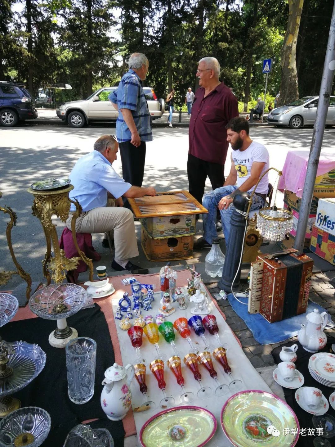 婚纱与西装颜色搭配技巧_蓝色西装内景婚纱照_蓝色西装配婚纱