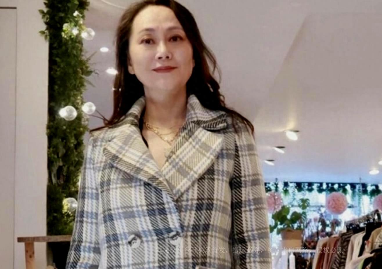 大宋佳近照曝光：与网友合影展现年轻时尚风