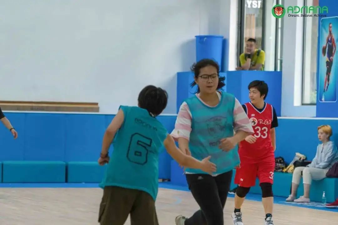 篮球如何采取保护措施_篮球保护对手_篮球规则保护对方球员的方法