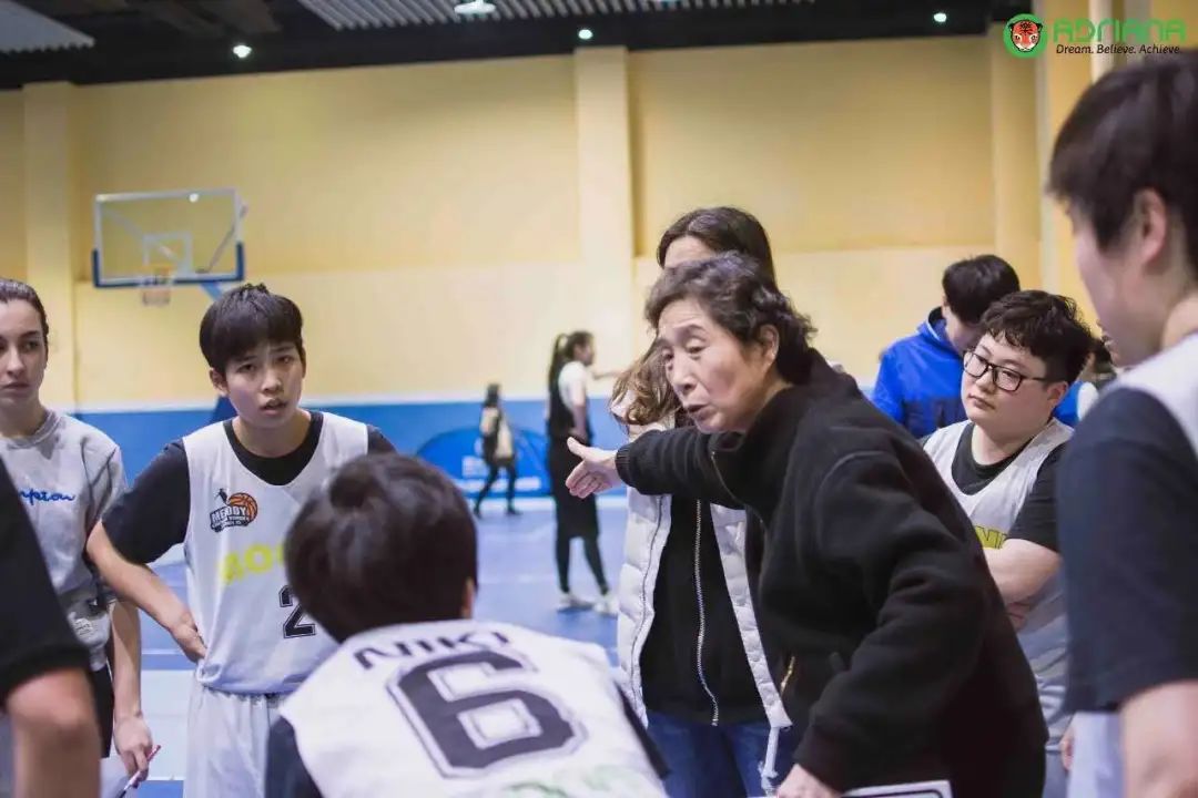 篮球规则保护对方球员的方法_篮球如何采取保护措施_篮球保护对手