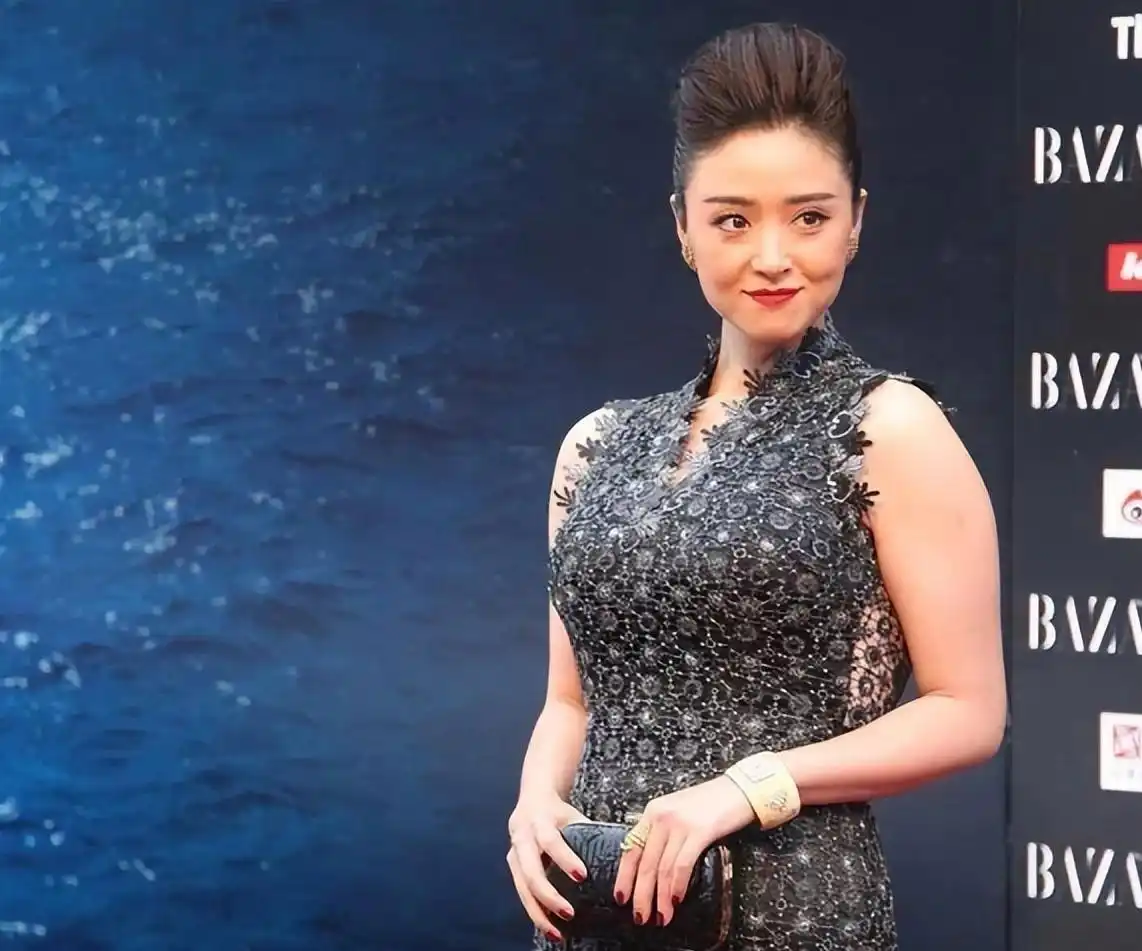 健身对比照片女_健身对比图模板_健身女明星对比图片