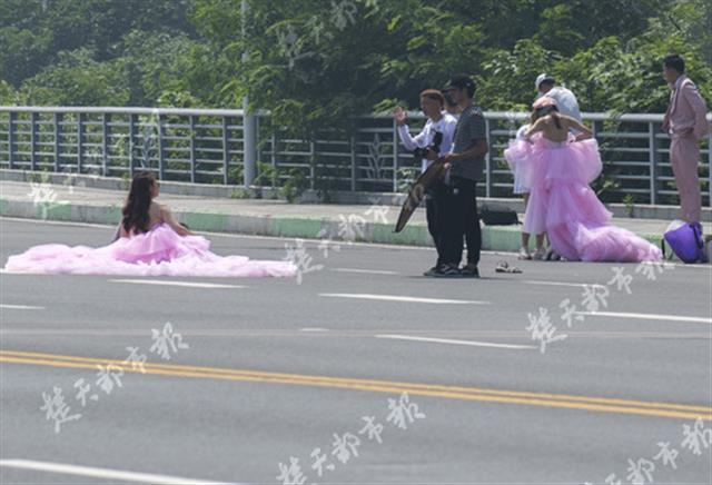 照婚纱照去哪儿照最好_非机动车道婚纱照拍摄时间_机动车在非机动车道内行驶