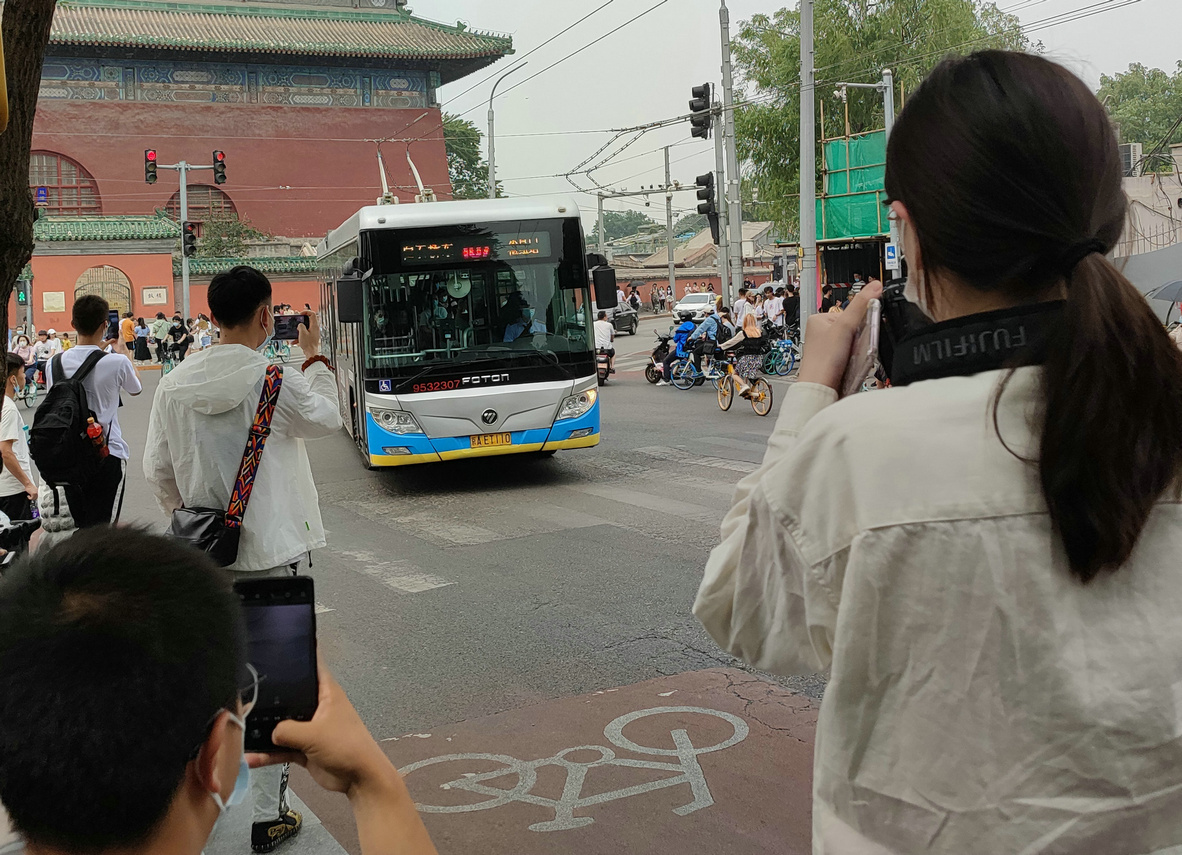 驾驶机动车在车道减少的_孕妇照拍摄时间_非机动车道婚纱照拍摄时间