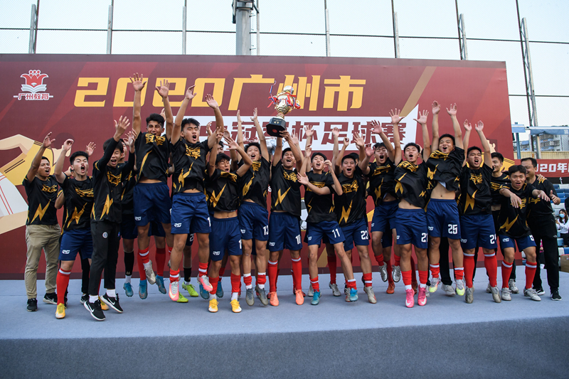 冠军球队玉岩中学足球队欢呼雀跃庆祝胜利.jpg