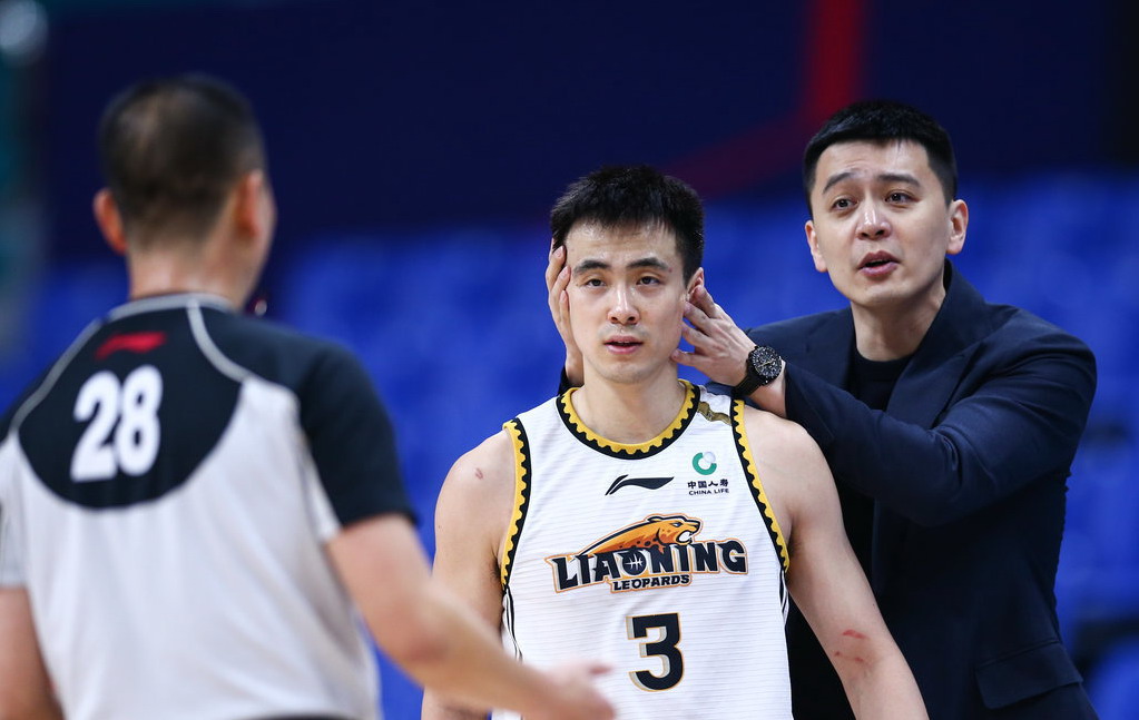 杨鸣执教辽篮创辉煌后遇困境，与大连英博3