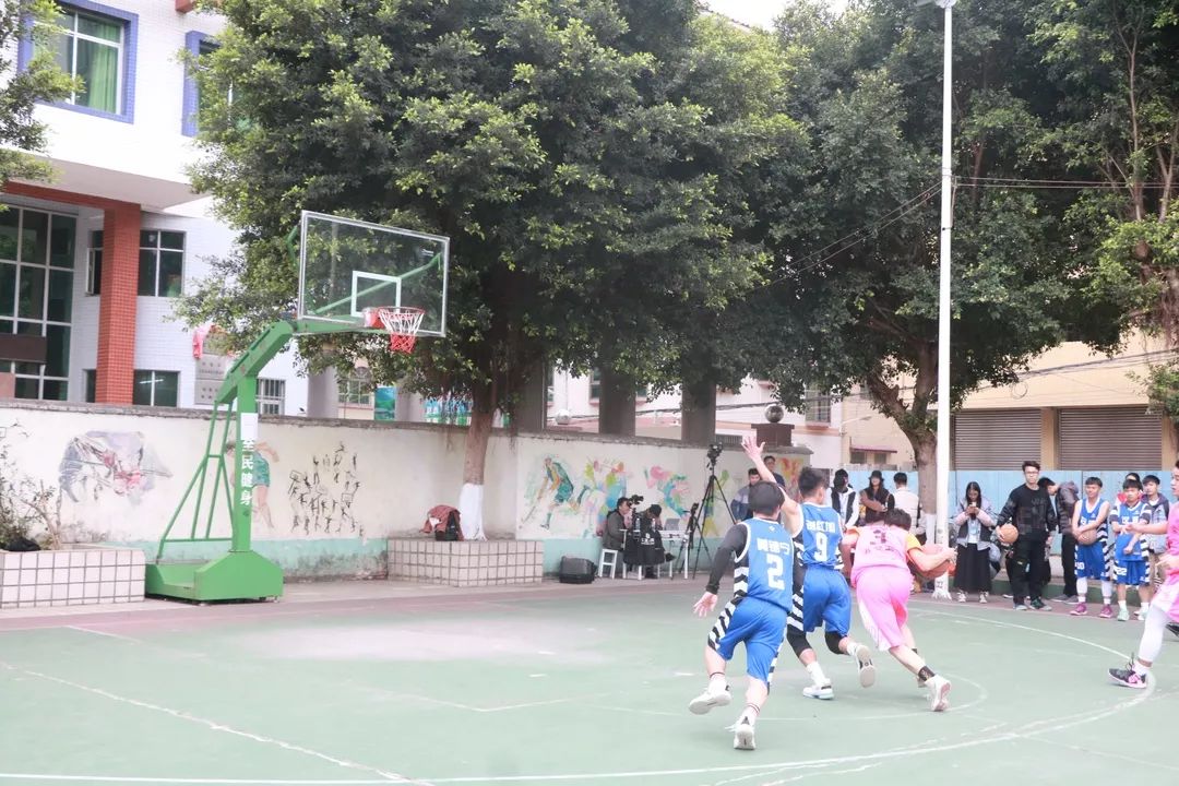 篮球打手进球罚球罚几颗_篮球比赛打手进球规则_进球篮球打手规则比赛视频