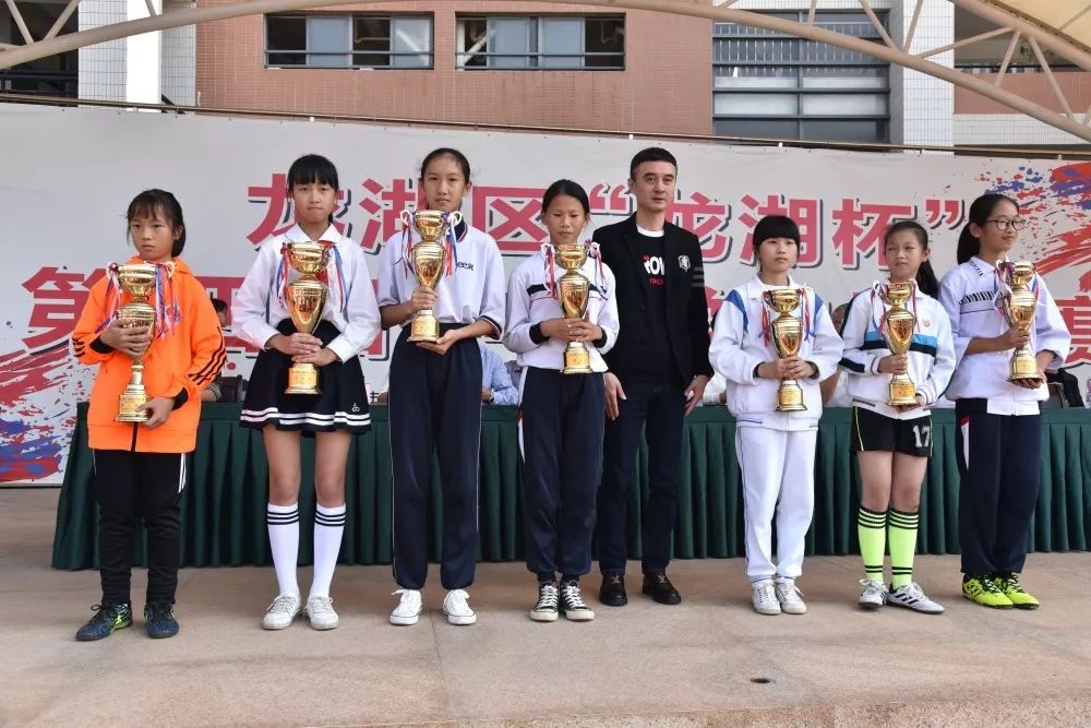 龙湖三千城a区_龙湖区女子足球冠军_龙湖中学足球