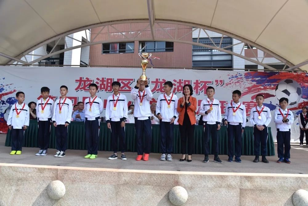 龙湖中学足球_龙湖区女子足球冠军_龙湖三千城a区