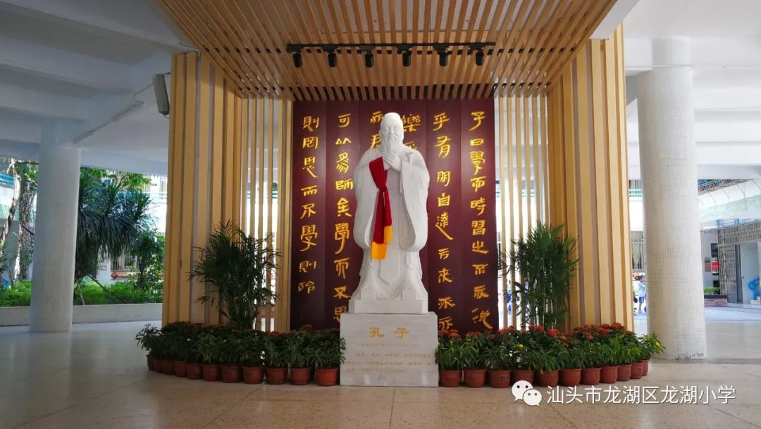 龙湖足球小镇_龙湖区女子足球冠军_新吴区国信龙湖世家