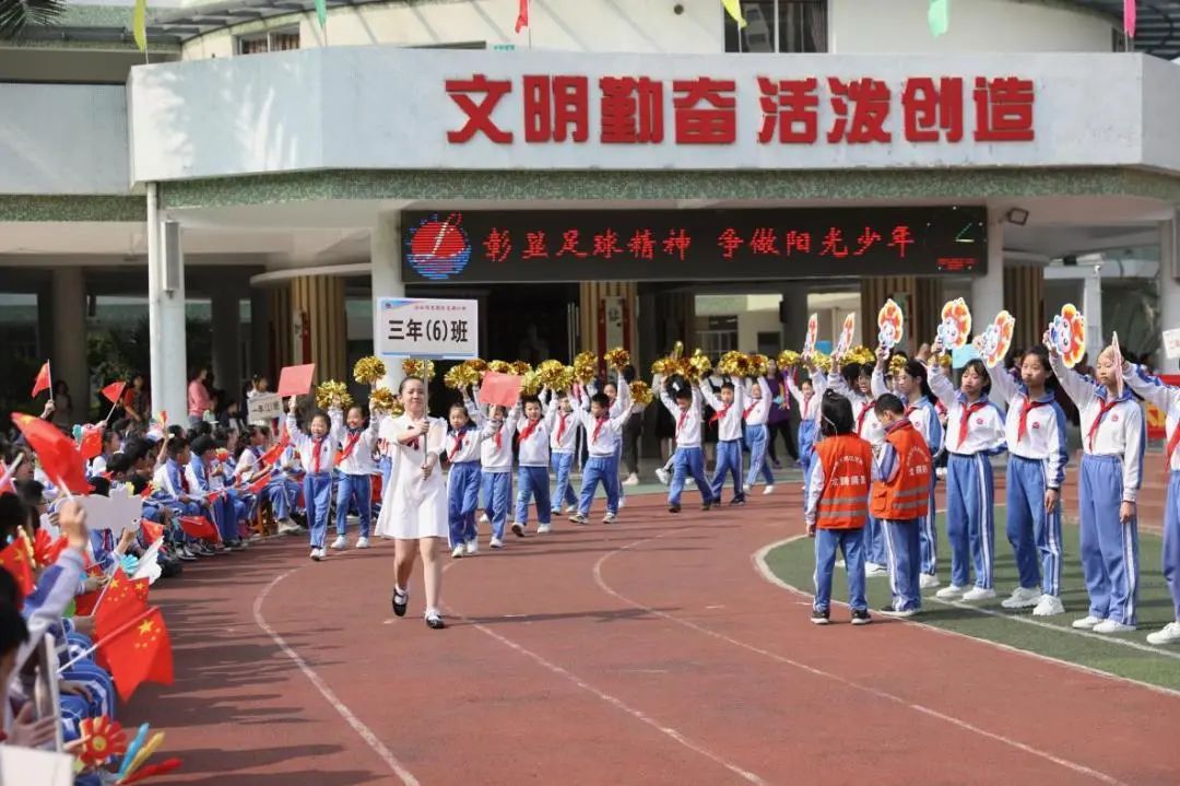 龙湖足球小镇_新吴区国信龙湖世家_龙湖区女子足球冠军
