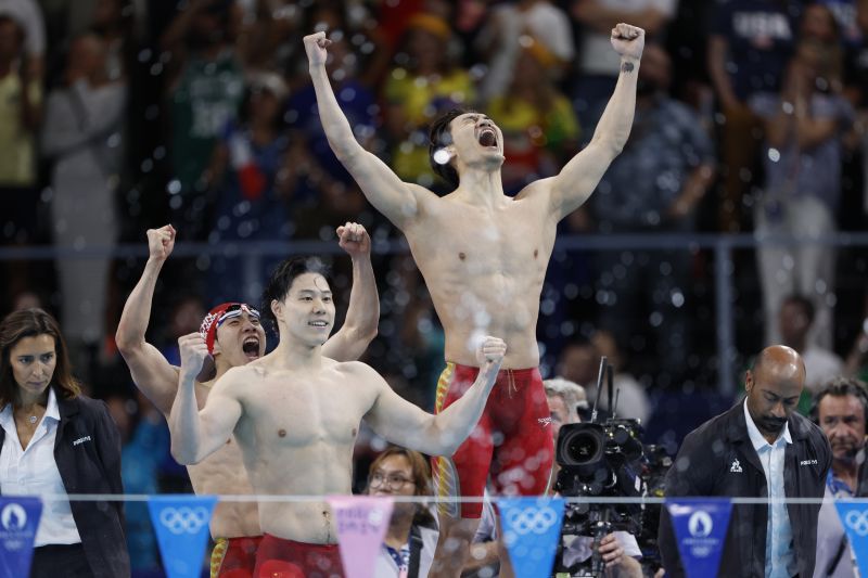 8月5日，游泳男子4x100米混合泳接力决赛，徐嘉余、覃海洋、孙佳俊在岸上庆祝夺冠。