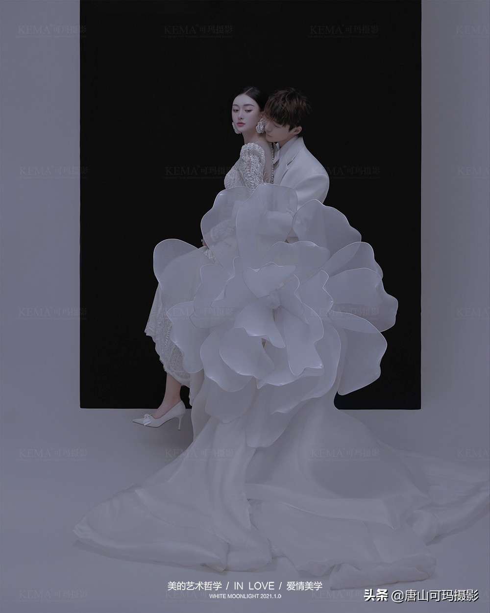 婚纱黑色的代表什么_婚纱黑色_外景缎面婚纱照黑色