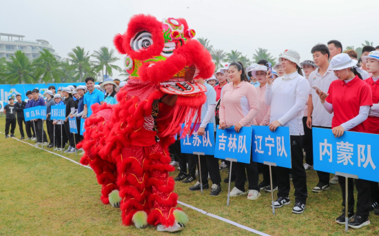 舞狮表演为参赛运动员送祝福