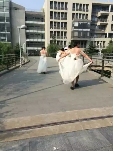婚纱男照片大全_个性大片婚纱照男生发型_婚纱大片男生照个性发型图片