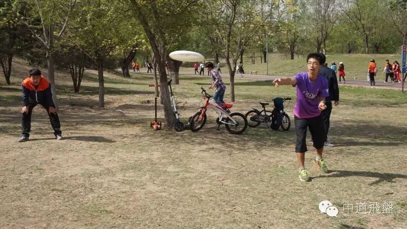篮球规则新手入门走步_打篮球新手走步基本规则_打篮球规则走步教学
