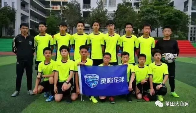 小学生足球规则小常识视频_小学8人制足球最新规则_小学足球规则动画片