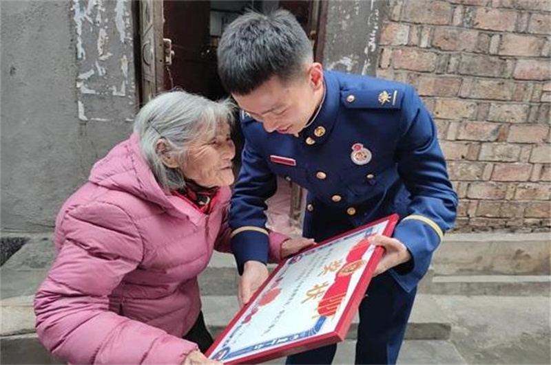 婚纱照拍父母可以吗_跟父母同拍婚纱照_拍婚纱照父母要陪同怎么办