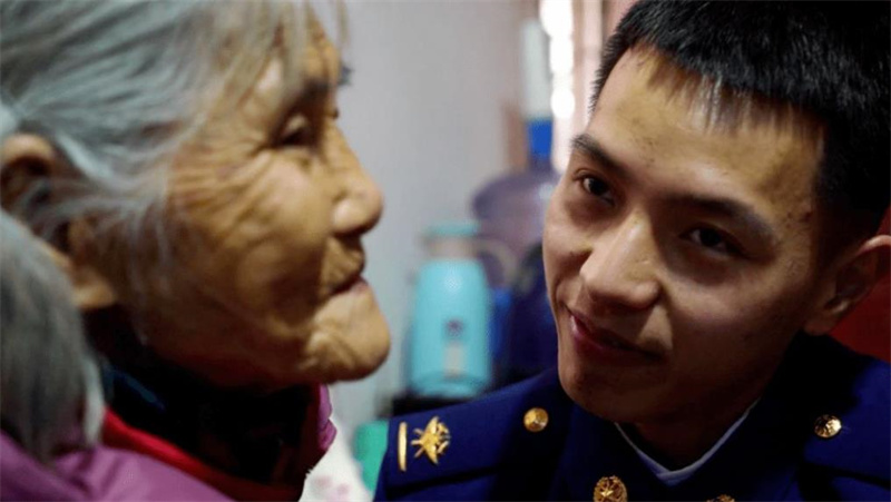 跟父母同拍婚纱照_拍婚纱照父母要陪同怎么办_婚纱照拍父母可以吗