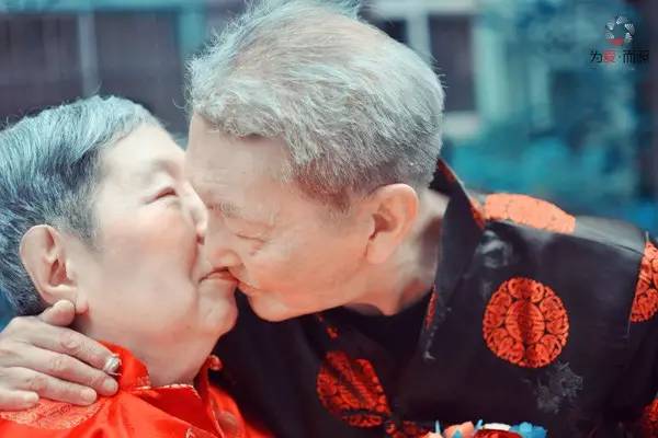 了解父母心愿：为未拍婚纱照的老人弥补遗憾