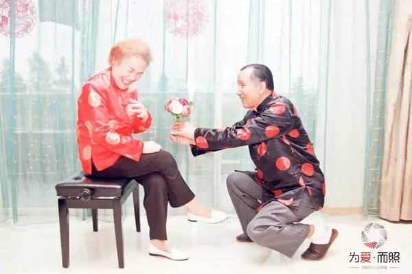 跟父母同拍婚纱照_婚纱照拍父母怎么拍_拍婚纱照父母要陪同怎么办