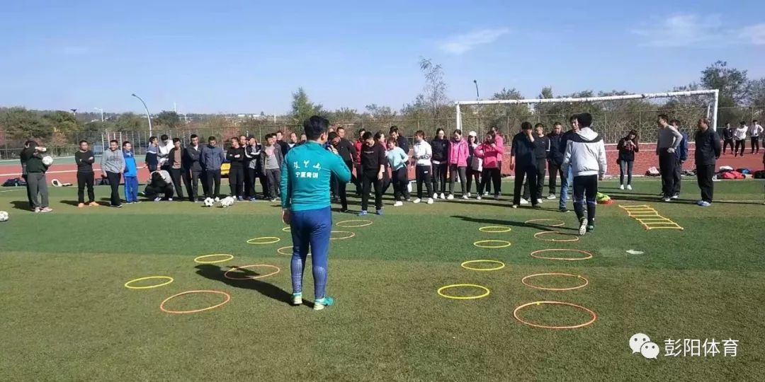 足球比赛规则小学_小学足球规则介绍ppt_小学8人制足球最新规则