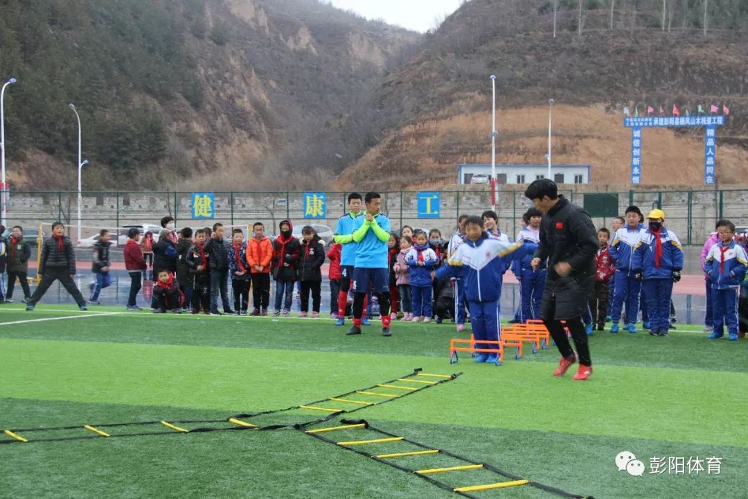 小学8人制足球最新规则_足球比赛规则小学_小学足球规则介绍ppt